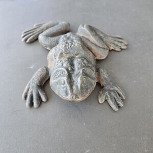Vtg. Virginia Metal Crafters Cast Iron Frog Doorstop Garden Art Model #18-21